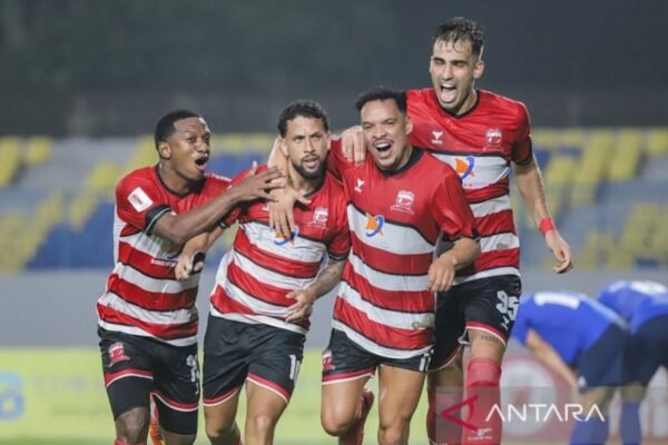 Tentu! Berikut adalah beberapa alternatif judul yang bisa digunakan untuk artikel tentang Madura United yang mempersiapkan diri menghadapi PSIS Semarang dengan semangat tinggi:

1. "Madura United Bersiap Tampil Memukau: Motivasi Tinggi Jelang Pertandingan Melawan PSIS Semarang"
2. "Semangat Juang Madura United: Menyongsong Pertandingan Seru Melawan PSIS Semarang"
3. "Madura United: Motivasi Menggebu Menjelang Duel Panas dengan PSIS Semarang"
4. "Kian Totalitas: Madura United Siap Tempur Hadapi PSIS Semarang Dengan Semangat Penuh"
5. "Madura United Bertekad Raih Kemenangan: Persiapan Matang Jelang Pertandingan vs PSIS Semarang"
6. "Dengan Motivasi yang Meningkat, Madura United Siap Menaklukkan PSIS Semarang"
7. "Madura United: Menatap PSIS Semarang dengan Keyakinan dan Semangat Tinggi"

Semoga judul-judul ini bisa menginspirasi!