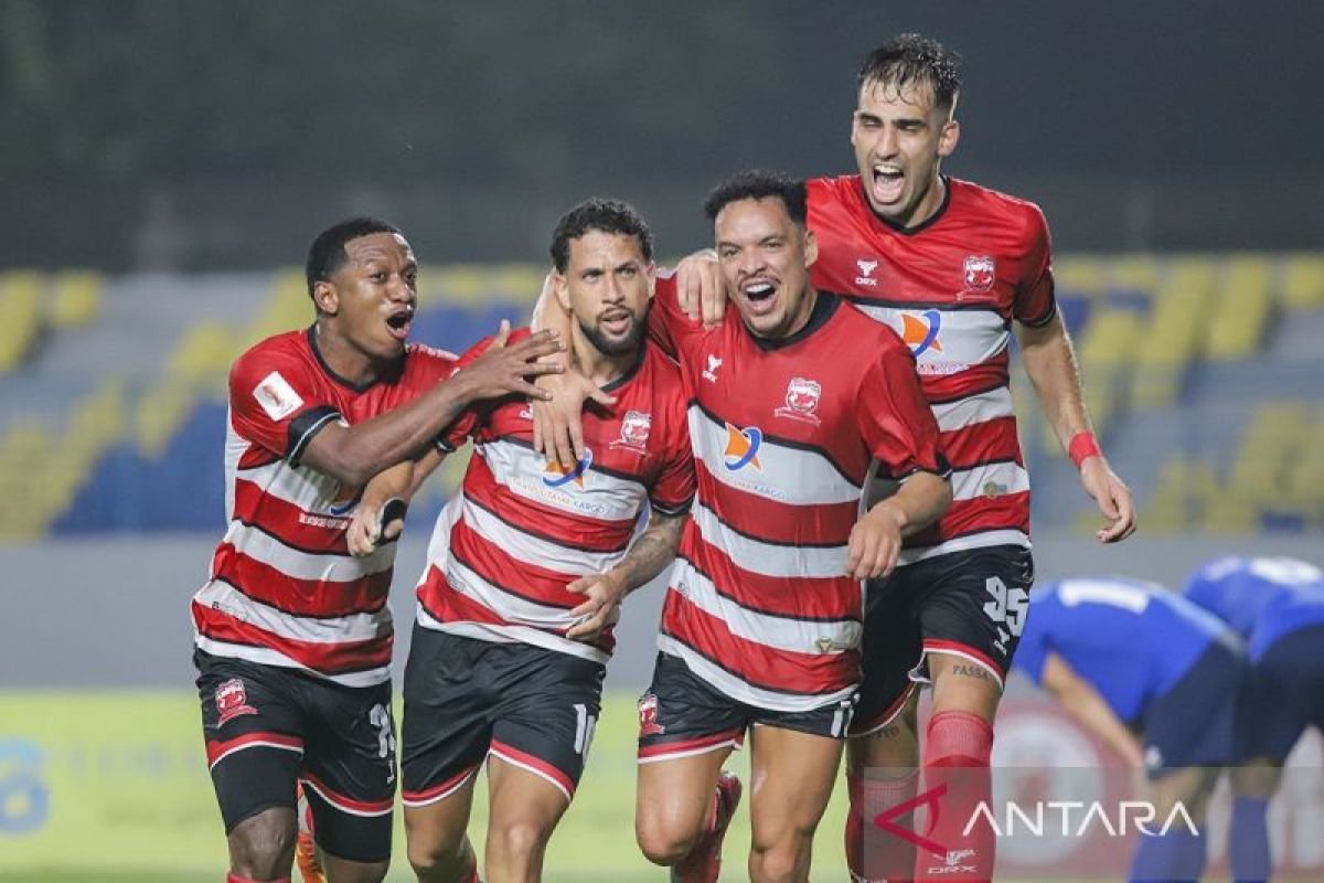 Tentu! Berikut adalah beberapa alternatif judul yang bisa digunakan untuk artikel tentang Madura United yang mempersiapkan diri menghadapi PSIS Semarang dengan semangat tinggi:

1. "Madura United Bersiap Tampil Memukau: Motivasi Tinggi Jelang Pertandingan Melawan PSIS Semarang"
2. "Semangat Juang Madura United: Menyongsong Pertandingan Seru Melawan PSIS Semarang"
3. "Madura United: Motivasi Menggebu Menjelang Duel Panas dengan PSIS Semarang"
4. "Kian Totalitas: Madura United Siap Tempur Hadapi PSIS Semarang Dengan Semangat Penuh"
5. "Madura United Bertekad Raih Kemenangan: Persiapan Matang Jelang Pertandingan vs PSIS Semarang"
6. "Dengan Motivasi yang Meningkat, Madura United Siap Menaklukkan PSIS Semarang"
7. "Madura United: Menatap PSIS Semarang dengan Keyakinan dan Semangat Tinggi"

Semoga judul-judul ini bisa menginspirasi!