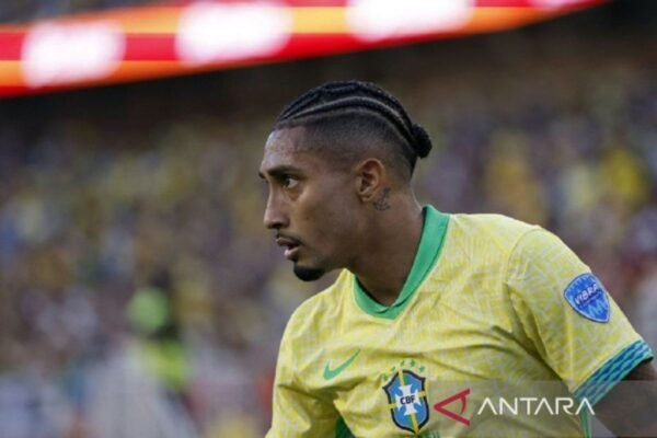 Berikut adalah beberapa alternatif judul untuk "Raphinha sesumbar akan cetak gol saat melawan Timnas Argentina":

1. "Raphinha Yakin Bisa Membobol Gawang Argentina"
2. "Raphinha: Siap Cetak Gol Melawan Timnas Argentina"
3. "Percaya Diri, Raphinha Klaim Akan Cetak Gol Saat Hadapi Argentina"
4. "Raphinha Optimis Raih Gol Saat Jumpa Timnas Argentina"
5. "Raphinha Mengincar Gol Kontra Argentina dalam Pertandingan Mendatang