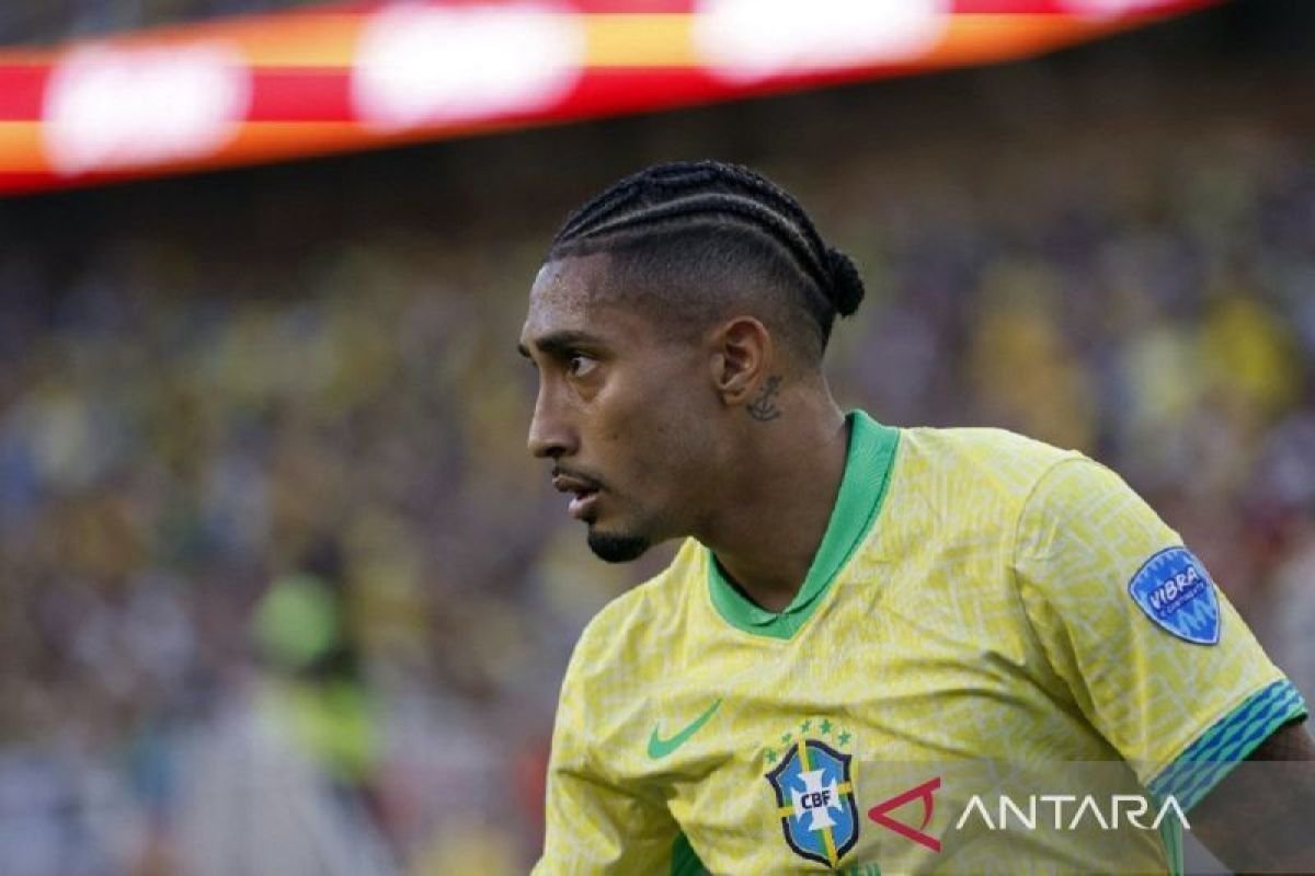 Berikut adalah beberapa alternatif judul untuk "Raphinha sesumbar akan cetak gol saat melawan Timnas Argentina":

1. "Raphinha Yakin Bisa Membobol Gawang Argentina"
2. "Raphinha: Siap Cetak Gol Melawan Timnas Argentina"
3. "Percaya Diri, Raphinha Klaim Akan Cetak Gol Saat Hadapi Argentina"
4. "Raphinha Optimis Raih Gol Saat Jumpa Timnas Argentina"
5. "Raphinha Mengincar Gol Kontra Argentina dalam Pertandingan Mendatang
