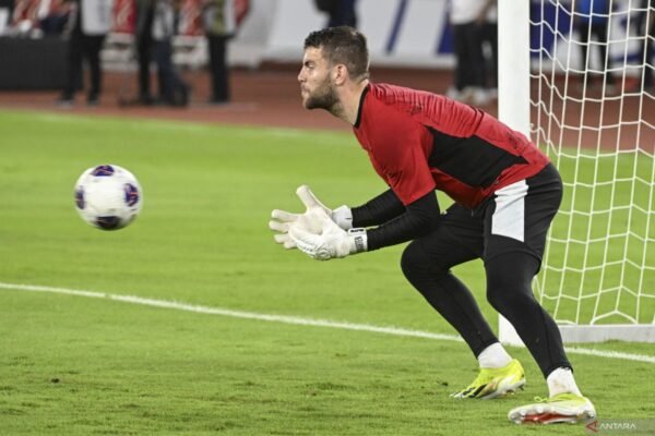 Berikut beberapa alternatif judul untuk "Hati-hati dengan Senjata Bola Mati Timnas Bahrain":

1. "Waspadai Kekuatan Set Piece Timnas Bahrain"
2. "Bahrain: Ancaman Serangan Bola Mati yang Perlu Diwaspadai"
3. "Kekuatan Set Piece: Bahaya yang Mengintai dari Timnas Bahrain"
4. "Strategi Bola Mati Timnas Bahrain: Tantangan bagi Lawan"
5. "Hati-Hati! Senjata Rahasia Timnas Bahrain di Lapangan" 
6. "Kesiapan Menghadapi Senjata Bola Mati dari Bahrain"
7. "Perhatian! Ancaman Bola Mati Timnas Bahrain di Setiap Sudut Lapangan"

Silakan pilih atau modifikasi sesuai kebutuhan!