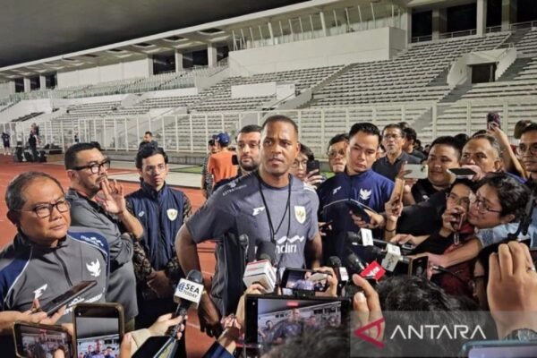 Sure! Here are some alternate titles for "Pratinjau Indonesia vs Bahrain: Saatnya kembali tampil pragmatis":

1. "Analisis Indonesia vs Bahrain: Kembali ke Gaya Permainan Pragmatik"
2. "Pempreview Indonesia vs Bahrain: Momen untuk Taktik Pragmatik"
3. "Indonesia vs Bahrain: Waktunya Mengedepankan Pendekatan Pragmatik"
4. "Pratinjau Pertandingan Indonesia vs Bahrain: Saatnya Strategi Pragmatik"
5. "Indonesia vs Bahrain: Saatnya Mengadopsi Pendekatan Pragmatik Kembali"

Feel free to let me know if you have a specific style or tone in mind!