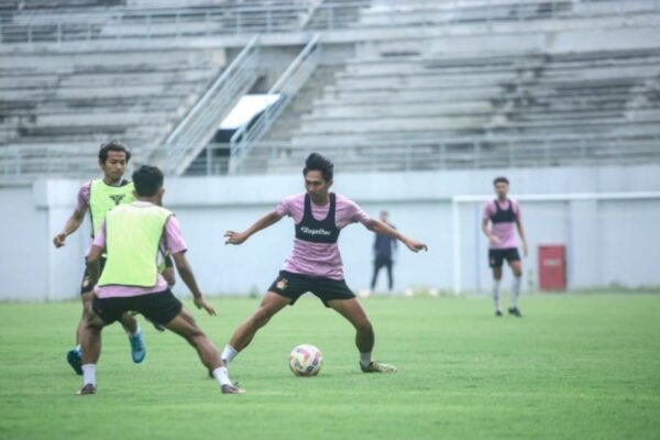 Berikut beberapa alternatif judul untuk "Persik incar hasil maksimal dari lima laga terakhir":

1. "Persik Targetkan Hasil Sempurna di Lima Pertandingan Terakhir"
2. "Persik Berusaha Raih Poin Penuh di Lima Laga Terakhir"
3. "Ambisi Persik: Mengoptimalkan Hasil di Lima Pertandingan Terakhir"
4. "Persik Bidik Keberhasilan Maksimal di Lima Pertandingan Penutup"
5. "Lima Pertandingan Terakhir: Fokus Persik untuk Hasil Optimal"

Semoga salah satu alternatif ini sesuai dengan yang Anda butuhkan!