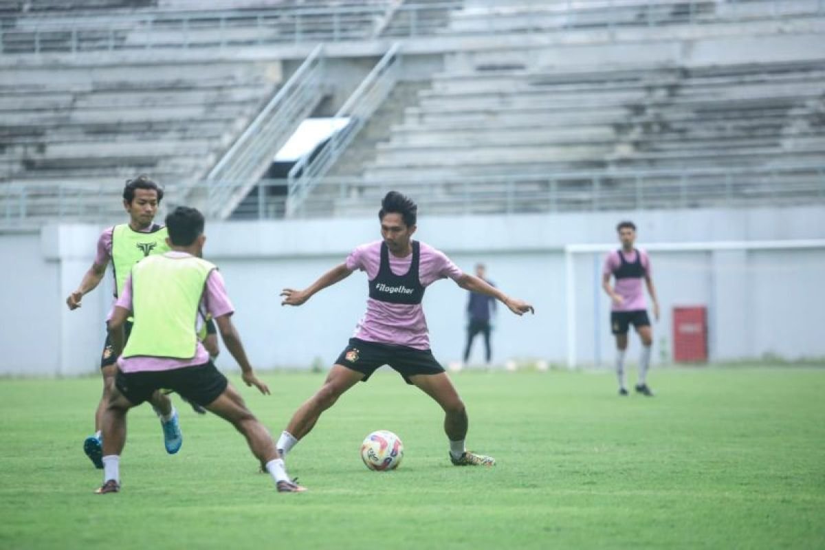 Berikut beberapa alternatif judul untuk "Persik incar hasil maksimal dari lima laga terakhir":

1. "Persik Targetkan Hasil Sempurna di Lima Pertandingan Terakhir"
2. "Persik Berusaha Raih Poin Penuh di Lima Laga Terakhir"
3. "Ambisi Persik: Mengoptimalkan Hasil di Lima Pertandingan Terakhir"
4. "Persik Bidik Keberhasilan Maksimal di Lima Pertandingan Penutup"
5. "Lima Pertandingan Terakhir: Fokus Persik untuk Hasil Optimal"

Semoga salah satu alternatif ini sesuai dengan yang Anda butuhkan!