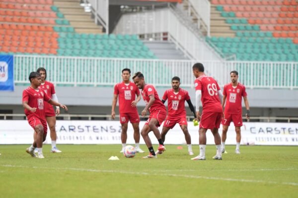 Here are some alternate title suggestions for "Tahar: Pertahanan Malut United Siap Adang Dewa United":

1. "Tahar: Malut United Siap Hadapi Dewa United dengan Pertahanan Kuat"
2. "Tahar: Pertahanan Solid Malut United Bersiap Sambut Dewa United"
3. "Tahar: Malut United Pertahankan Gawang dari Ancaman Dewa United"
4. "Tahar: Strategi Pertahanan Malut United untuk Menghadapi Dewa United"
5. "Tahar: Malut United Siap Mempertahankan Pertahanan Melawan Dewa United"
6. "Tahar: Penjagaan Ketat Malut United Siap Tantang Dewa United"
7. "Tahar: Malut United Fokus Pertahanan Hadapi Dewa United"
8. "Tahar: Kesiapan Pertahanan Malut United untuk Duel Melawan Dewa United