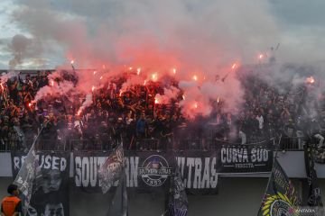 Suara dan Petasan: Laga Persita vs Persib Dihentikan Sementara