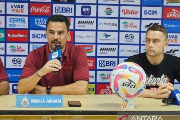Berikut adalah beberapa alternatif judul untuk "Doni Tri dapat dimainkan saat Persija Jakarta jamu Semen Padang":

1. "Doni Tri Siap Tampil Ketika Persija Jakarta Menantang Semen Padang"
2. "Persija Jakarta Kembali Perkuat Tim dengan Kembalinya Doni Tri Saat Jamu Semen Padang"
3. "Kehadiran Doni Tri Menambah Kekuatan Persija Jakarta Saat Hadapi Semen Padang"
4. "Doni Tri Tampil Perdana Saat Persija Jakarta Menyambut Semen Padang"
5. "Persija Jakarta Dukung Usaha Kemenangan dengan Kembalinya Doni Tri Melawan Semen Padang"

Apakah ada hal lain yang dapat saya bantu?