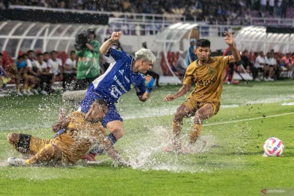Berikut adalah beberapa alternatif judul untuk "PSIM Pertimbangkan Stadion Manahan Jadi Kandang Alternatif":

1. "PSIM Siapkan Stadion Manahan Sebagai Kandang Cadangan"
2. "Stadion Manahan, Opsi Kandang Alternatif bagi PSIM"
3. "PSIM Dapatkan Alternatif Kandang di Stadion Manahan"
4. "Stadion Manahan Jadi Pilihan Kandang Baru untuk PSIM"
5. "PSIM Lirik Stadion Manahan Sebagai Basis Pertandingan Alternatif"
6. "Mencari Kandang Baru, PSIM Tinjau Stadion Manahan"
7. "PSIM Evaluasi Stadion Manahan sebagai Kandangan Sementara"
8. "Stadion Manahan: Kandang Alternatif yang Dipertimbangkan PSIM"

Silakan pilih yang sesuai atau minta lebih banyak variasi jika diperlukan!